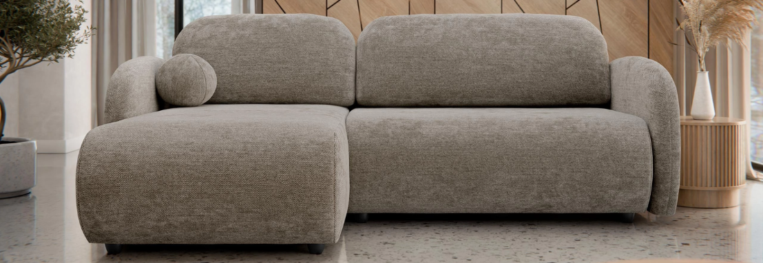 Niewielki salon i potrzeba spania – dlaczego mały narożnik bywa lepszy niż sofa?